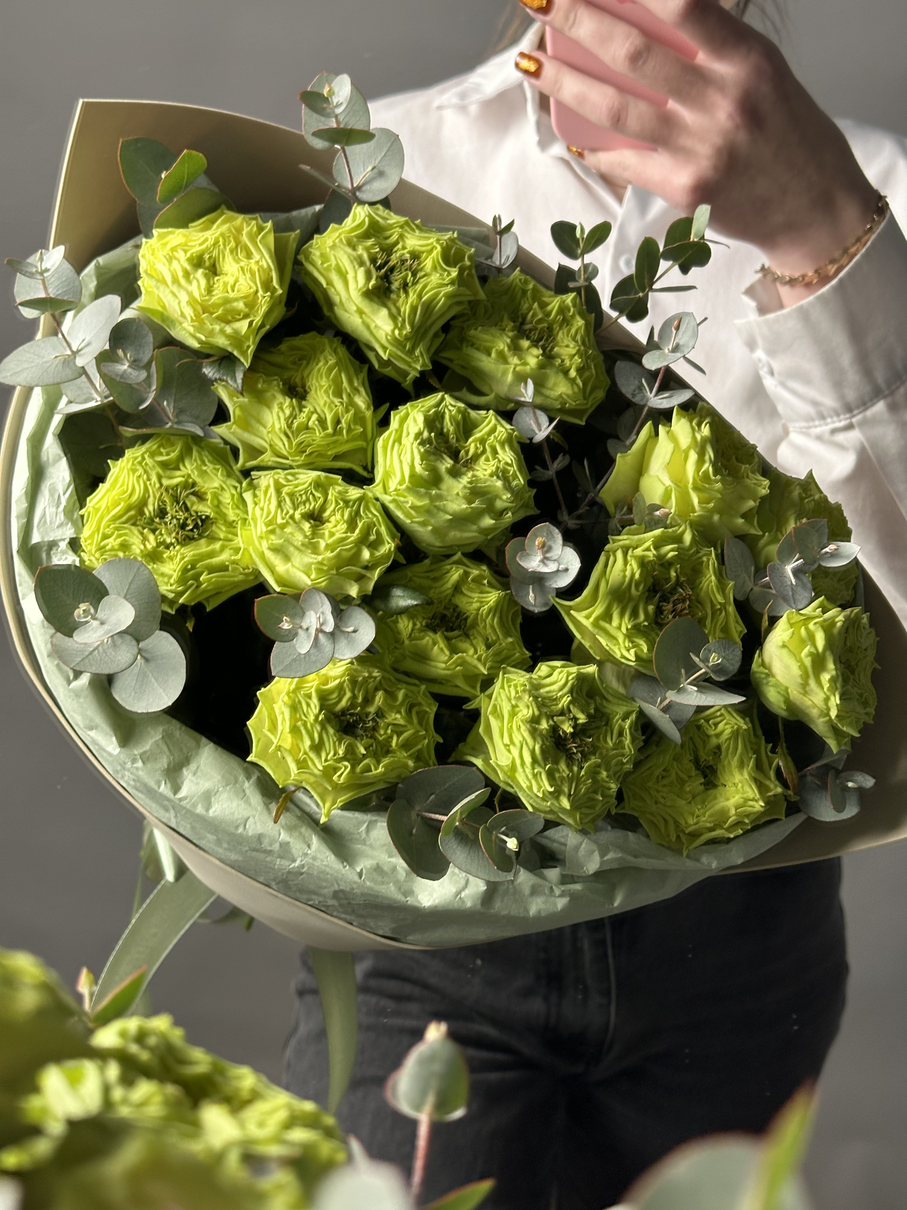 Букет из 15 пионовидных зеленых роз